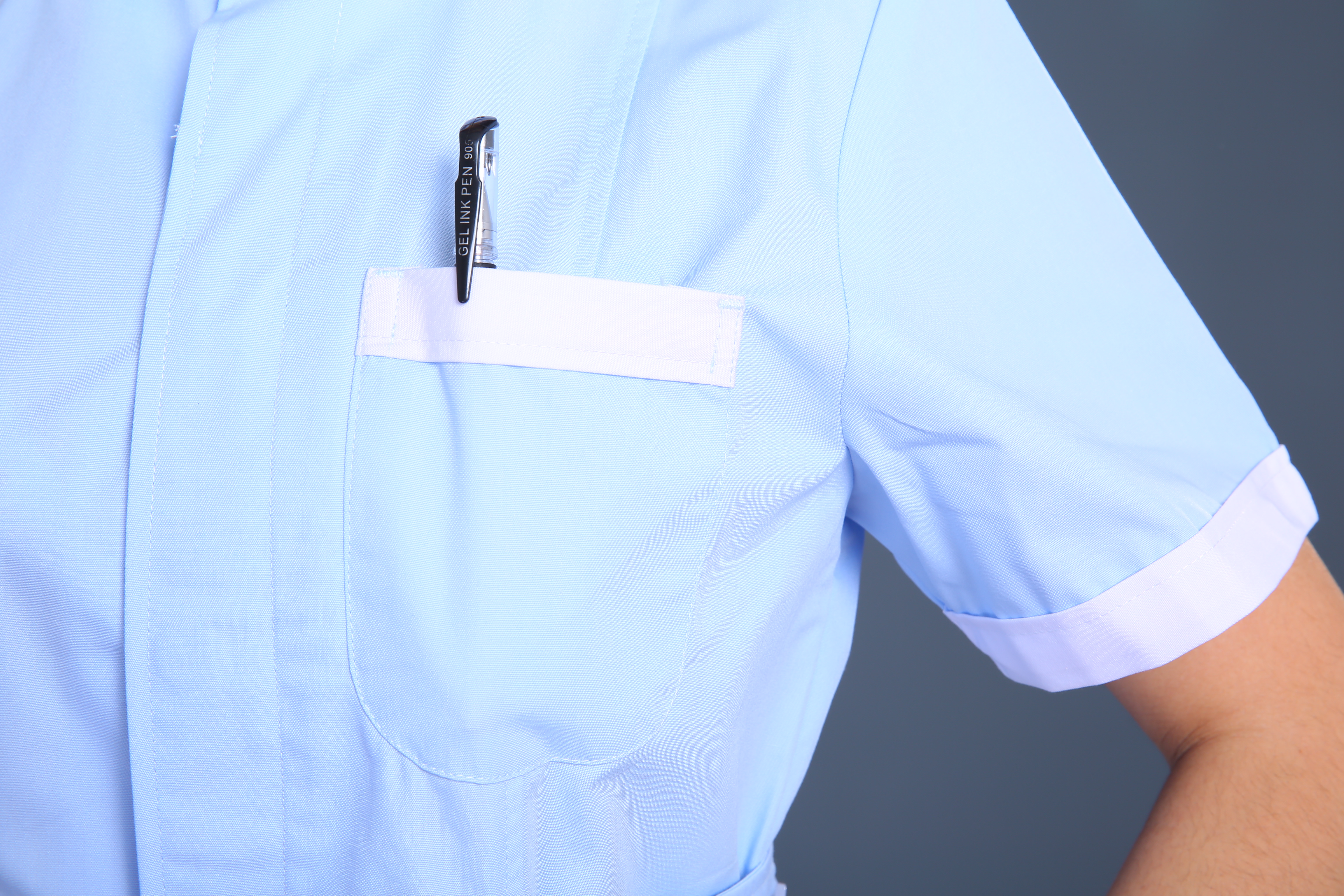 淺藍色護士制服袖口