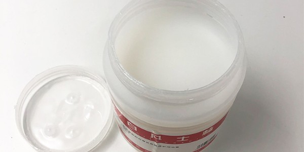 白凡士林油膏：護膚界的萬金油，一瓶搞定多種問題