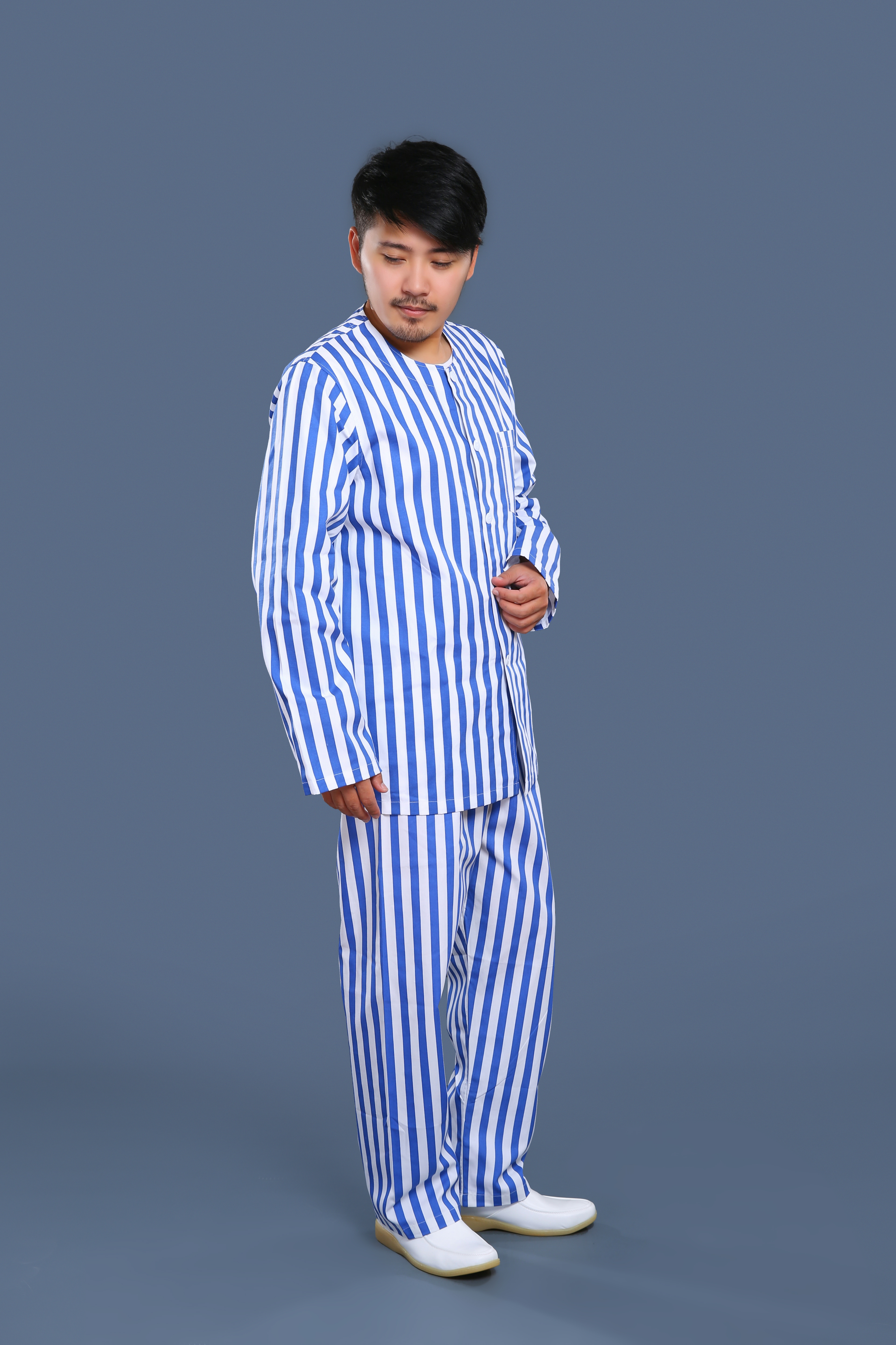 藍(lán)白條紋無(wú)領(lǐng)病號(hào)服