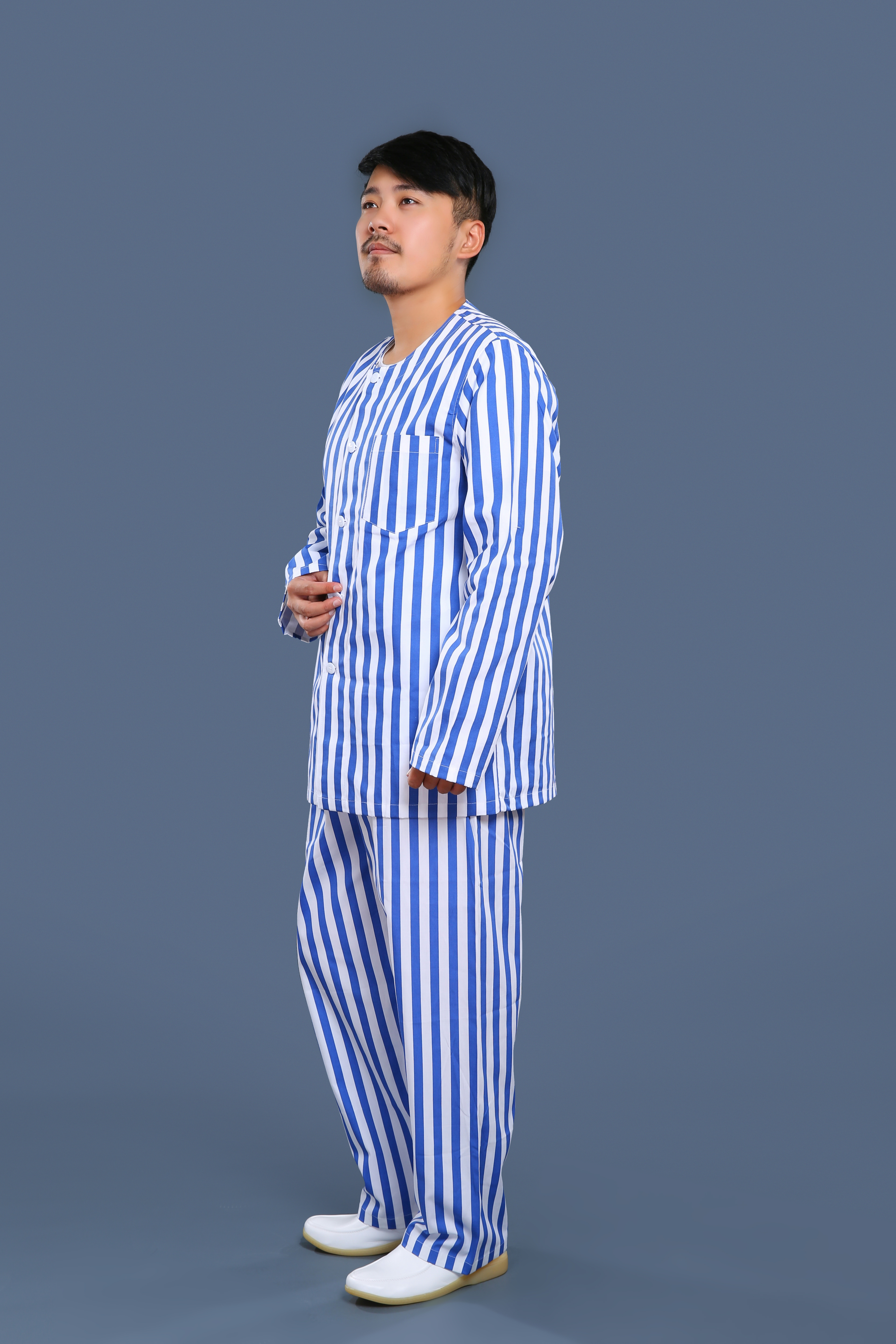 藍(lán)白條紋無(wú)領(lǐng)病號(hào)服
